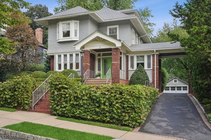 Charming Porte Cochere