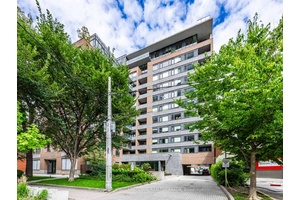 Rarely Offered Quiet And Clean 1 Bedroom 2 Bathroom Unit Located In A Beautiful Boutique Building In The Heart Of Downtown Toronto.