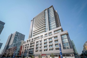This is an excellent condo in the heart of the popular and lively neighbourhood of Queen West.