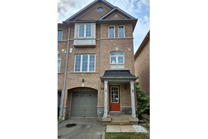 Newly renovated Townhouse in Brampton with 3 Bedrooms, Living Room, Dining Room, Kitchen, and 3 Washrooms.