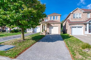 Welcome to this well maintained family home in the highly convenient Warden amp ; Sheppard area !