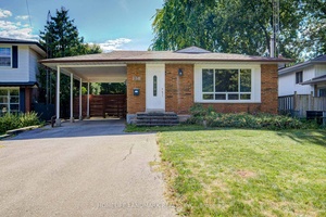 Charming Bungalow On Quiet Crescent In Family Friendly Area !