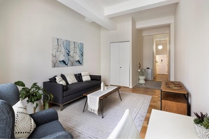 Enjoy high floor luxury living at the elegant prewar Murray Hill Plaza in prime Midtown !