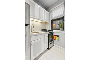 Welcome home to your new pin drop silent retreat on the Upper East Side.
