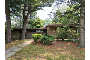 Ranch with 6 rooms 3 beds and 3 bath located in Glen Cove schools.