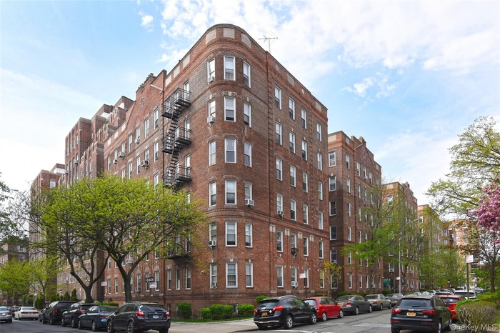 View of apartment building / complex