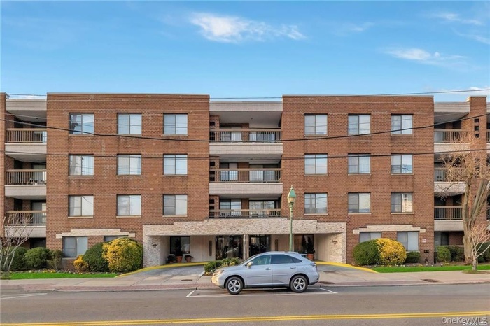 View of apartment building / complex