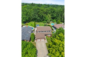 Tucked away on a quiet, family friendly court in prestigious Lorne Park, this 4 1 bedroom, 4 bathroom home offers the perfect balance of comfort and style.