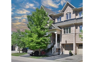 14 2171 Fiddlers Way Is A Beautifully Appointed Freehold Townhome Situated In Oakvilles Desirable Westmount Community.