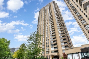 Located on the 20th floor of a quiet, well managed building, this beautiful 2 bedroom, 2 bathroom condo offers panoramic views of the surrounding area.