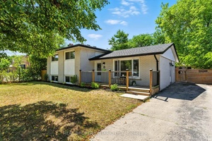 Look no further ! This beautifully updated Sidesplit with modern finishes is ideally located in a family friendly neighbourhood.