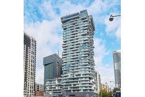Absolutely Stunning and Bright Corner Unit, Great Views Of The City !
