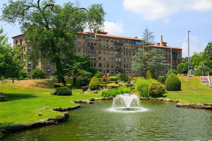 Welcome to 14 N Chatsworth 2G in a beautiful pre-war building