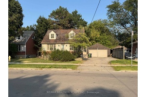 Renovated 1. 5 Story Detached House With 3 1 Bedroom, Cozy Living Room, Formal Separate Dining Room, Country Style Kitchen, O L Gardens Park Views.
