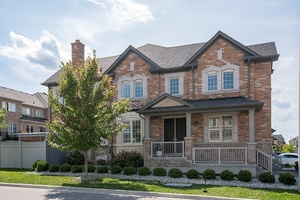 Absolutely stunning END UNIT freehold townhouse in the prestigious Oak Ridges community Bathurst amp ; King.
