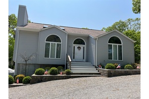 Clean amp ; Bright Contemporary Home Move In Ready !