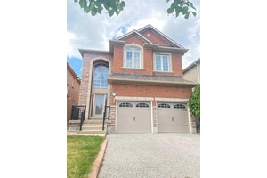 Beautiful House In Great Community Of Jefferson, Great Junior Public School And High School.