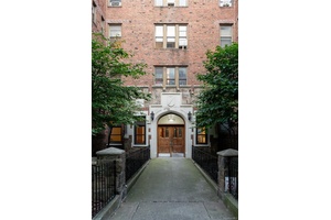 Spacious 1Bed 1Bath Condominium with Bonus Auxiliary Room in the Heart of Sunnyside.