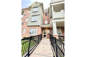 Located In A High Demand Area, This Elegant End Unit Has An Open Concept Family Room amp ; Dining Room, With Stainless Steel Appliances In A Bright Kitchen.