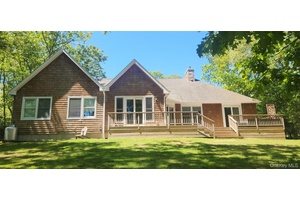 Come view this spectacular 2800 sq foot home with soaring ceilings and room for a pool in East Hampton.