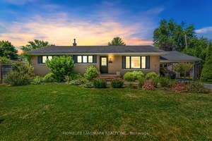 Move In Ready Detached Home in a Prime Location !