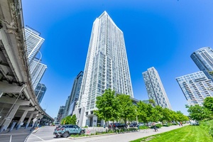 Luxurious 1 Bedroom Condo With Bright Sw Lake View.