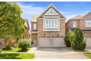 Gorgeous home in central Mississauga 5 minute drive to Square One.