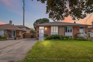 This beautifully updated semi detached home in Clarkson offers modern finishes, income potential, and an unbeatable location.