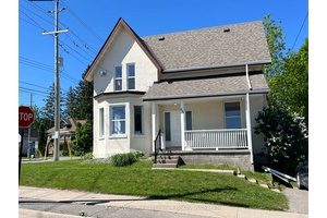 This 269 sqft all inclusive commercial unit is ideal for a variety of businesses, from professional office to boutique studio or aesthetic services.