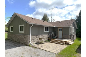 Chemong Lake Big lake views, 190ft of waterfront, and a deep, private approximate 0.