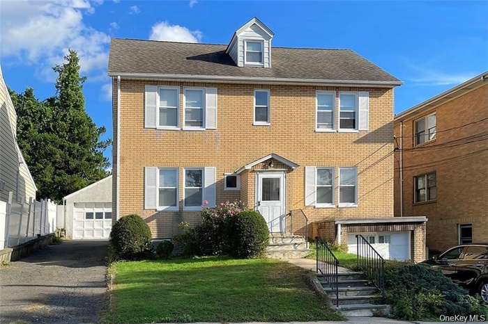 Colonial-style multifamily house - 2nd floor apartment