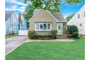 Discover the perfect blend of charm and convenience in Merrick !