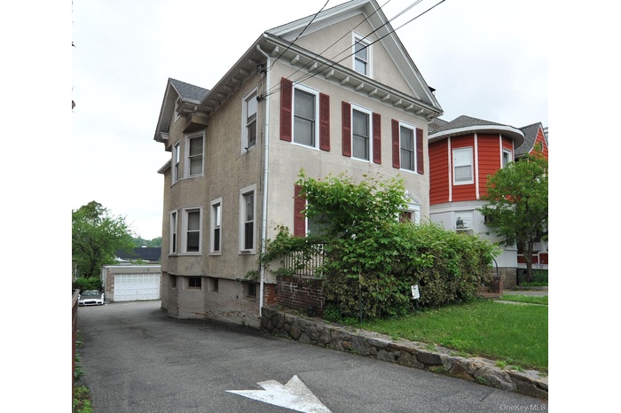 Stucco siding, driveway & 2c garage