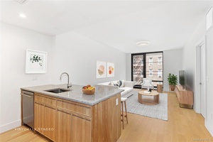 Investor Opportunity ! Tenant in place until May 2027.