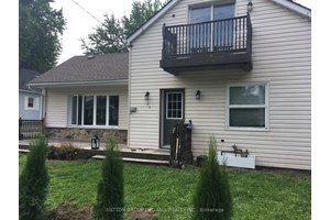 Great location ! Beautiful 3 bedroom, 2 bathroom home in the heart of downtown Thornbury.