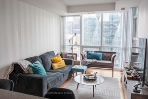 Experience upscale Harbourfront living at Success Tower with this elegant 1 Bedroom Den residence, ideally situated just steps from Union Station, the Financial District, and Scotiabank Arena.