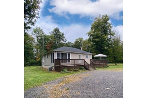 Discover this charming, move in ready 3 bedroom bungalow, available for short term or long term lease in the private, family friendly community of Sherkston Shores.