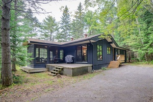 Paradise found ! Submerse yourself in tranquillity, on banks of the North Branch of the Muskoka River.