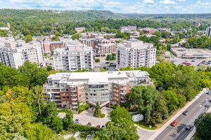 Creekside Living in the Heart of Dundas !