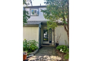 ANNUAL LEASE This beautifully updated two bedroom, two bathroom condominium is ideally located just a short drive from local beaches, exceptional hiking trails, Blue Mountain, and downtown Collingwood.