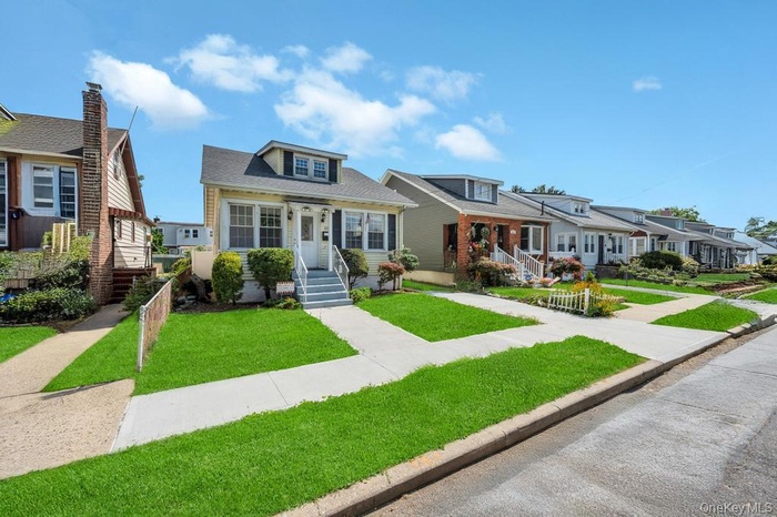 Bungalow featuring a front lawn