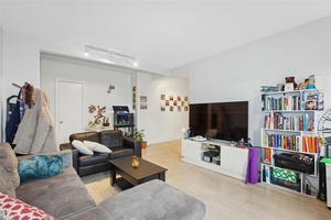 Bright amp ; Spacious 3 Bedroom Condo Prime Location !
