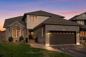 Elegant 4 Bedroom Executive Home in One of Lindsay's Most Desirable Neighbourhoods.