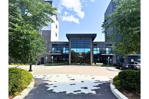 Welcome to this stunning 1 Bed, 1 Bath condo nestled in one of Oakville's most sought after communities.