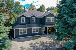 Welcome to 108 Liisa's Lane, a unique 5 bedroom ski home just 5 minutes to Blue Mountain, Craigleith amp ; Alpine.
