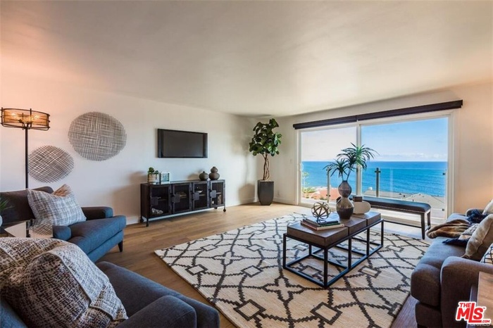 Open Living room with panorami