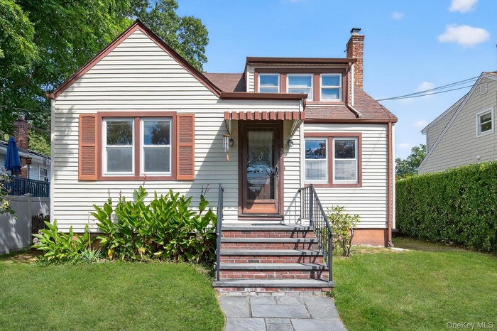 29 Hickory Rd, Bayville NY 11709