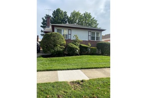 Excellent Location this 4 bedroom 3 full bath Parker Split is clean and bright.