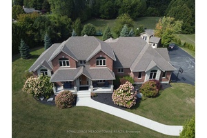Unbeatable Location ! This rare and stunning 1.