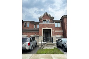 Well Maintained, Family Friendly Townhouse In The Prestigious Oak Knoll Community.